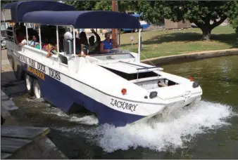  ?? The Sentinel-Record/Richard Rasmussen ?? TOUR BEGINS: A National Park Duck Tours vehicle drives into the water Friday at Willow Beach Hotel on Lake Hamilton.