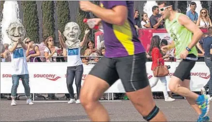 ?? MANÉ ESPINOSA ?? Los capgrossos de La Vanguardia alientan a los atletas en los últimos metros de la prueba