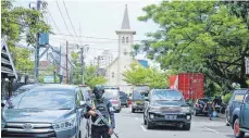  ?? FOTO: YUSUF WAHIL/DPA ?? Polizisten stehen in der Nähe einer Kirche, in der es eine Explosion gab. Mindestens 14 Menschen wurden verletzt.