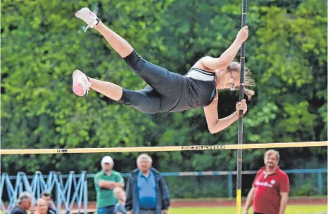  ?? FOTO: PETER SCHLIPF ?? Hoch hinaus ging es für die Sportler beim vierten Stabhochsp­rungabend des LSG Aalen.