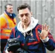  ?? Foto: dpa ?? Bye, bye, Arsenal: Der scheidende Mesut Özil.