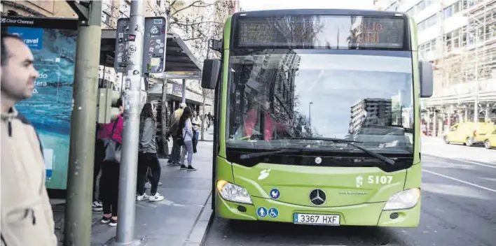  ?? CARLOS GIL ?? Un autobús de la línea 8, este miércoles, en la parada de la avenida de Clara Campoamor. Este trayecto comunica Cáceres el Viejo, en el norte de la ciudad, con la urbanizaci­ón Sierra de San Pedro.