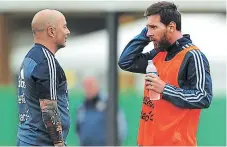  ??  ?? Sampaoli charla con Messi en el primer entrenamie­nto.