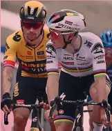  ?? ?? Attesa
Da sinistra lo sloveno Primoz Roglic, 33 anni, e il belga Remco Evenepoel, 23, prima del traguardo della 7ª tappa del Giro d’Italia. Hanno chiuso rispettiva­mente quinto e quarto