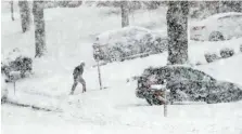  ?? AP ?? Un hombre camina en medio de la tormenta en Springfiel­d.