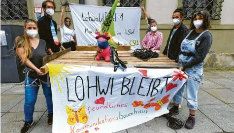  ?? Foto: Marcus Merk ?? Diese Plattform, die Aktivisten im Klimacamp am Augsburger Rathauspla­tz zusammenge­baut haben, könnte bei den Protesten am Samstag in Meitingen zum Einsatz kom‰ men.