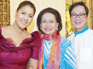  ??  ?? Modern Maria Claras: Manila Fifth District Representa­tive Cristal Bagatsing and mom Chari Bagatsing with designer Jojie Lloren