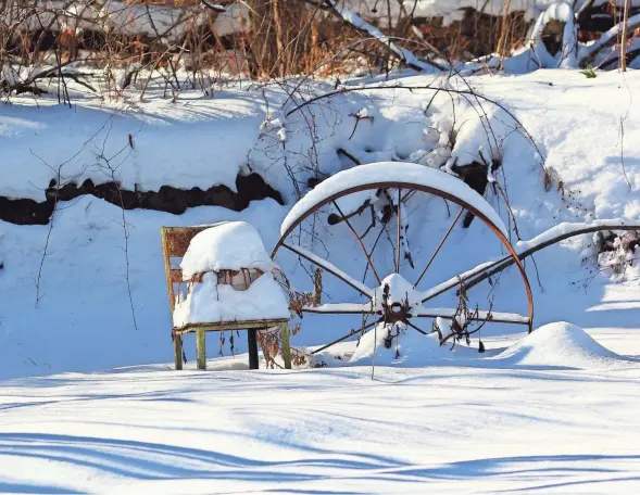  ?? KRISTI SCHUMACHER ?? A snow-covered chair at a wayside in Augusta waits for spring visitors.