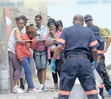  ?? PICTURE: LEON KNIPE ?? LINE OF FIRE: Distraught relatives stood by as they watched police in Rocklands yesterday.