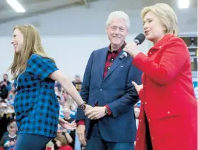 ??  ?? La candidata demócrata Hillary Clinton celebró un evento en Iowa con su esposo, el expresiden­te Bill Clinton, y su hija Chelsea.