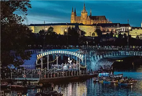  ?? FOTO MAFRA – MICHAL TUREK ?? Reklama na Prahu. Daniel Hope na pontonu a za ním panoráma Pražského hradu v padajícím soumraku podzimního dne.