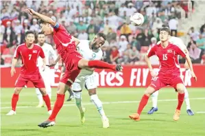 ?? — Gambar Reuters ?? AL-MUWALLAD
(tengah) berdepan asakan hebat daripada pemain Korea Utara ketika bersaing pada perlawanan di Stadium Maktoum Bin Rashid Al-Maktoum, Dubai Selasa lepas.