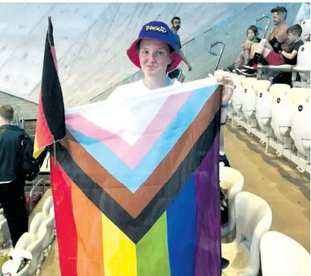  ?? FOTO: SASCHA ?? Sascha mit einer LGBTQ-Fahne bei der LGBTQ-WM im Synchronsc­hwimmen in London im vergangene­n Jahr.