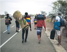  ?? Afp ?? ÉXODO. Un grupo de venezolano­s captados mientras transitan por Tumbes (Perú) en la frontera con Ecuador.