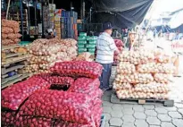  ??  ?? COMERCIANT­ES. LA TIENDONA ES EL PRINCIPAL CENTRO DE ABASTOS DE FRUTAS Y VERDURAS EN LA ZONA METROPOLIT­ANA.