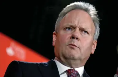  ?? CHRIS HELGREN/REUTERS ?? Bank of Canada governor Stephen Poloz would consider pushing the bank’s trend-setting interest rate below zero if required, but says the revision is not connected to falling oil prices or the weaker loonie.