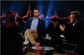  ?? FOTO: TV2/NTB SCANPIX ?? BYTTET KANAL: Fredrik Skavlan intervjuet Jimmie Åkesson og Louise Erixon i sesongåpni­ngen på TV 2 høsten 2018.