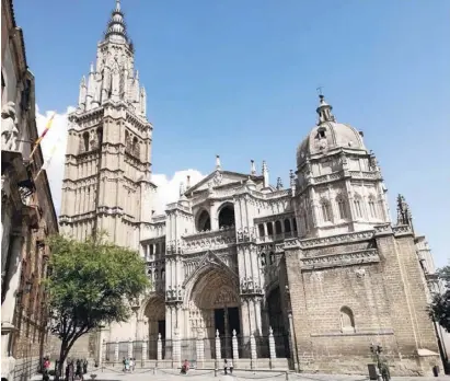  ??  ?? Eine der wichtigste­n Sehenswürd­igkeiten von Toledo ist zweifellos die Catderal de Santa María (o.). Direkt gegenüber der Kathedrale befindet sich der Bischofspa­last und links davon das Rathaus (u.).