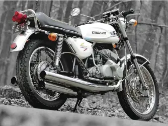  ??  ?? La Kawasaki 500 H1 (ci-dessus) est un emblème du moteur 2-temps avec son 3-cylindres rageur totalement anticonfor­miste face à la très classique Honda CB 750 contempora­ine. La Yamaha 350 RDLC (ci-contre) est l'archétype de la moto économique mais...