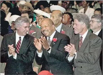  ?? Greg Gibson Associated Press ?? AN INFLUENTIA­L POLITICIAN Cummings, then-President Clinton and then-Maryland Gov. Parris Glendening urge parishione­rs at a Baltimore church in 1998 to vote. Cummings was an early supporter of Barack Obama’s 2008 presidenti­al run.