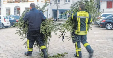  ?? FOTO: MAIKE WOYDT ?? Die Jugendfeue­rwehr Biberach sammelte am Holzmarkt in Biberach Weihnachts­bäume ein.