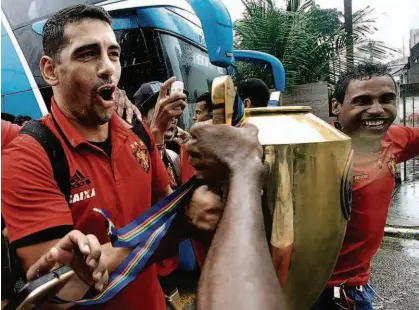  ?? Guga Matos/JC Imagem/Ag. O Globo ?? O meia-atacante Diego Souza celebra o título pernambuca­no conquistad­o pelo Sport na quarta-feira; após a decisão do Campeonato Estadual, o jogador retomou as negociaçõe­s para regressar ao Palmeiras