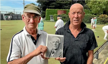  ?? JAMIE SEARLE/STUFF ?? Graeme McCallum, left, and Gavin Macpherson hold a photo of James Macpherson.