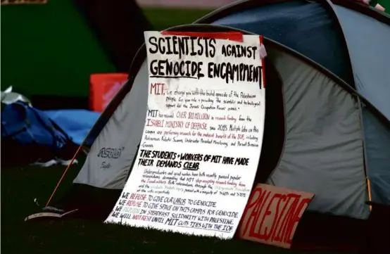  ?? JONATHAN WIGGS/GLOBE STAFF ?? MIT students have urged the university to be more transparen­t about its sources of funding for research.