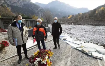  ?? (Photo Jean-françois Ottonello) ?? Le préfet délégué à la reconstruc­tion des vallées, Xavier Pelletier (à droite), avec le préfet de région Christophe Mirmand et le maire de Tende Jean-pierre Vassallo, en visite sur les zones sinistrées.