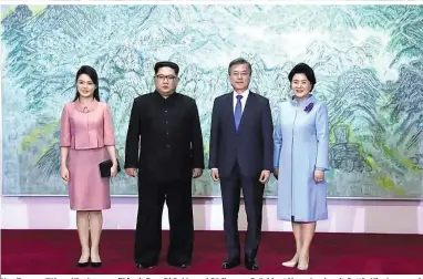  ??  ?? Nordkoreas Führer Kim Jong-un (li.) mit Frau Ri Sol Ju und Südkoreas Präsident Moon Jae-in mit Gattin Kim Jung-sook
