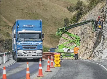  ?? RICKY WILSON/STUFF ?? A Mainfreigh­t truck negotiates Howard Narrows at St Arnaud, an alternativ­e route used after the Kaiko¯ ura earthquake­s.