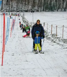  ?? Foto: Horst von Weitershau­sen ?? Ein Skilift für Flachlandt­iroler und Neueinstei­ger. In Oberliezhe­im (Landkreis Dillin gen) wird fleißig skigefahre­n, wenn Schnee liegt.