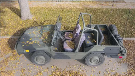  ?? GREG PENDER ?? The first day of fall on Thursday heralds the in-between days of the season when the convertibl­e fills up with falling leaves but snow hasn’t yet arrived and you don’t want to put the top on yet, This jeep was on First Street East.