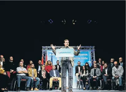  ?? FERNANDO VILLAR / EFE ?? Pablo Casado aprovechó el domingo para acudir a un mitin ya previsto del PP de Madrid en la Sierra Norte