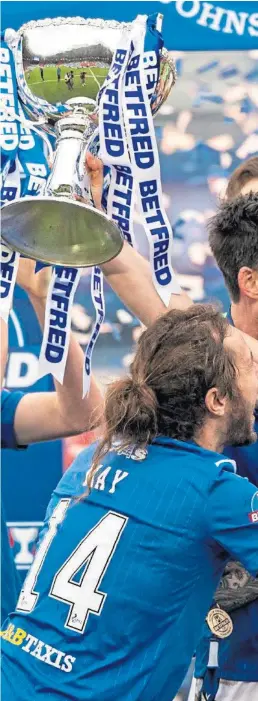  ??  ?? HAMPDEN HEROES: Liam Craig holds aloft the League Cup surrounded by his St Johnstone teammates after the victory over Livingston.