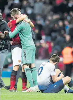  ?? FOTO: GETTY ?? Ander Herrera abraza a De Gea, héroe en el triunfo del United en Wembley