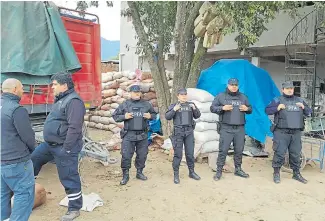  ?? Agroindust­ria ?? Agentes de la Federal frente a una de las empresas allanadas