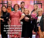  ??  ?? Carlos Areia com o restante elenco da sitcom Patrões Fora, da SIC.