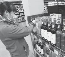  ?? XU CONGJUN / FOR CHINA DAILY ?? An employee sorts wines imported from Australia at the free trade zone in Nantong, Jiangsu province.