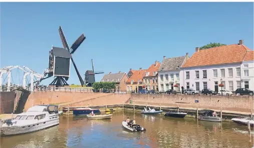  ?? FOTOS (2): MARC ROSENFELD ?? Die alte Windmühle in Heusden am Ufer der Maas kann besichtigt werden.