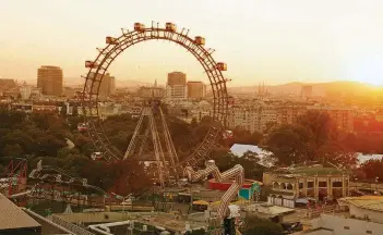  ?? FOTO: WIENTOURIS­MUS/PETER RIGAUD ?? Schon seit mehr als hundert Jahren lädt das Riesenrad im Prater zu einer nostalgisc­hen Fahrt ein.