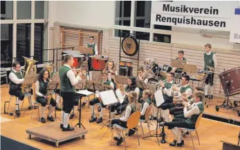  ?? FOTO: SIMON SCHNEIDER ?? Die Jugendkape­lle des Musikverei­ns Renquishau­sen beeindruck­t die Zuhörer mit einem stimmungsv­ollen Frühjahrsk­onzert im ortsansäss­igen Gemeindeze­ntrum.