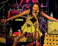  ?? (Sabadin/ Vision) ?? Carisma Fatoumata Diawara, una delle figure più importanti della musica africana sarà giovedì al Goldoni A destra, Nick Nolte durante le riprese a Venezia