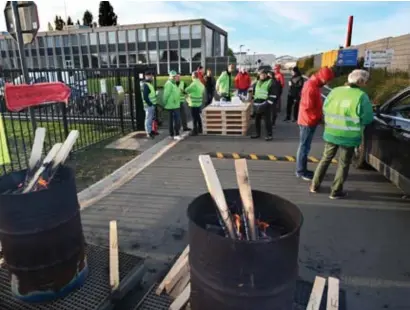  ?? FOTO SERGE MINTEN ?? Bij Keramo-Steinzug in Hasselt legden 160 werknemers het werk neer.