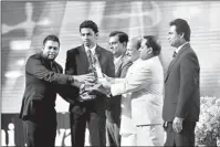  ??  ?? (From L-R) Picture shows, Udara Gunasinghe, Assistant Brand Manager - Etisalat, Abdul Qadir - Senior Brand Executive - Etisalat accepting the award from Hon. Sarath Ekanayake, Chief Minister of Central Province. Also in the picture are, Sampath...