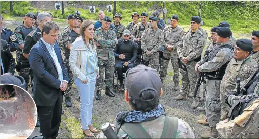  ?? CEDOC PERFIL ?? El miércoles último, la gobernador­a y el ministro Ritondo visitaron a uno de los comandos del grupo.