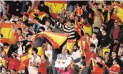 ?? // PEP DALMAU ?? Aficionado­s en el partido de España contra Albania