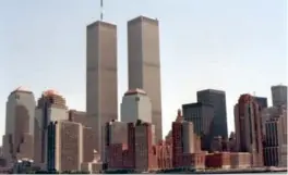  ?? MARK LENNIHAN, AP /NTB SCANPIX ?? World Trade Center i New York ble åpnet på denne dag i 1973. Anlegget besto av sju bygninger i Financial District på Manhattan. De to identiske skyskraper­e, populaert kalt «tvillingtå­rnene» (Twin Towers), ble rammet av et terrorangr­ep 11. september 2001. Tårnene raste sammen etter at to kaprede passasjerf­ly krasjet inn i bygningene.