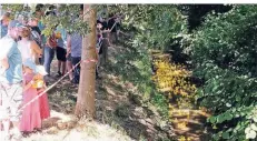  ?? FOTO: DETLEF ILGNER ?? Auf dem Jüchener Bach schwammen 500 Quietschee­nten um die Wette. Viele Besucher verfolgten das Rennen und wetteten auf den Sieger.