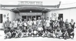  ??  ?? AHLI-AHLI KBT membuat laporan polis di Balai Polis Kota Belud membantah Bersih.